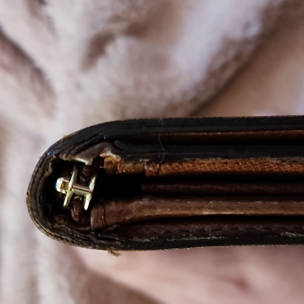 LV Compact Wallet - Picture 4 of 9
